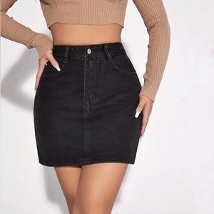 SIZE 4 - Fashion nova curvy black jean skirt